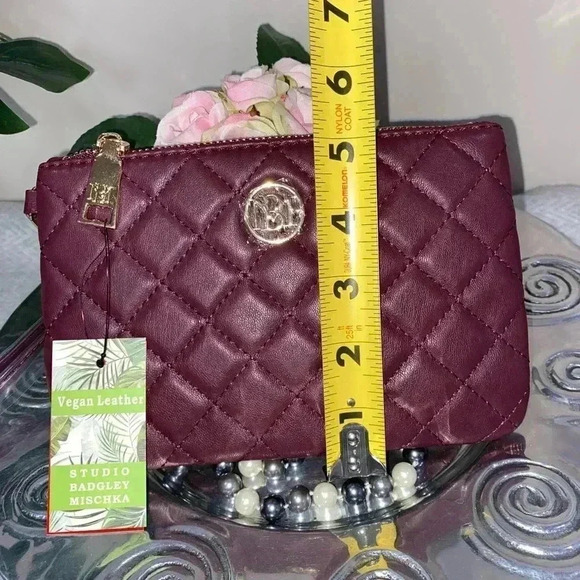 👜 NEW Badgley Mischka Quilted Clutch in Burgundy NWT - Picture 5 of 10